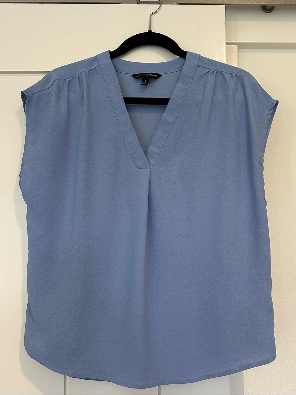 Banana Republic light blue v neck top. Size S